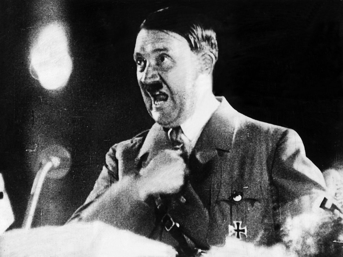 Hitler mentre esalta la folla durante un comizio