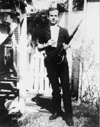 Lee Oswald con un fucile: una delle foto usate per incastrarlo